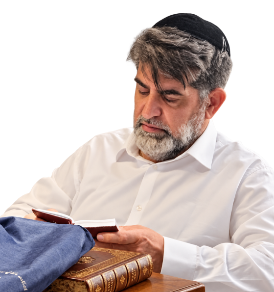 הרב עוזיאל לומד מתוך ספר
